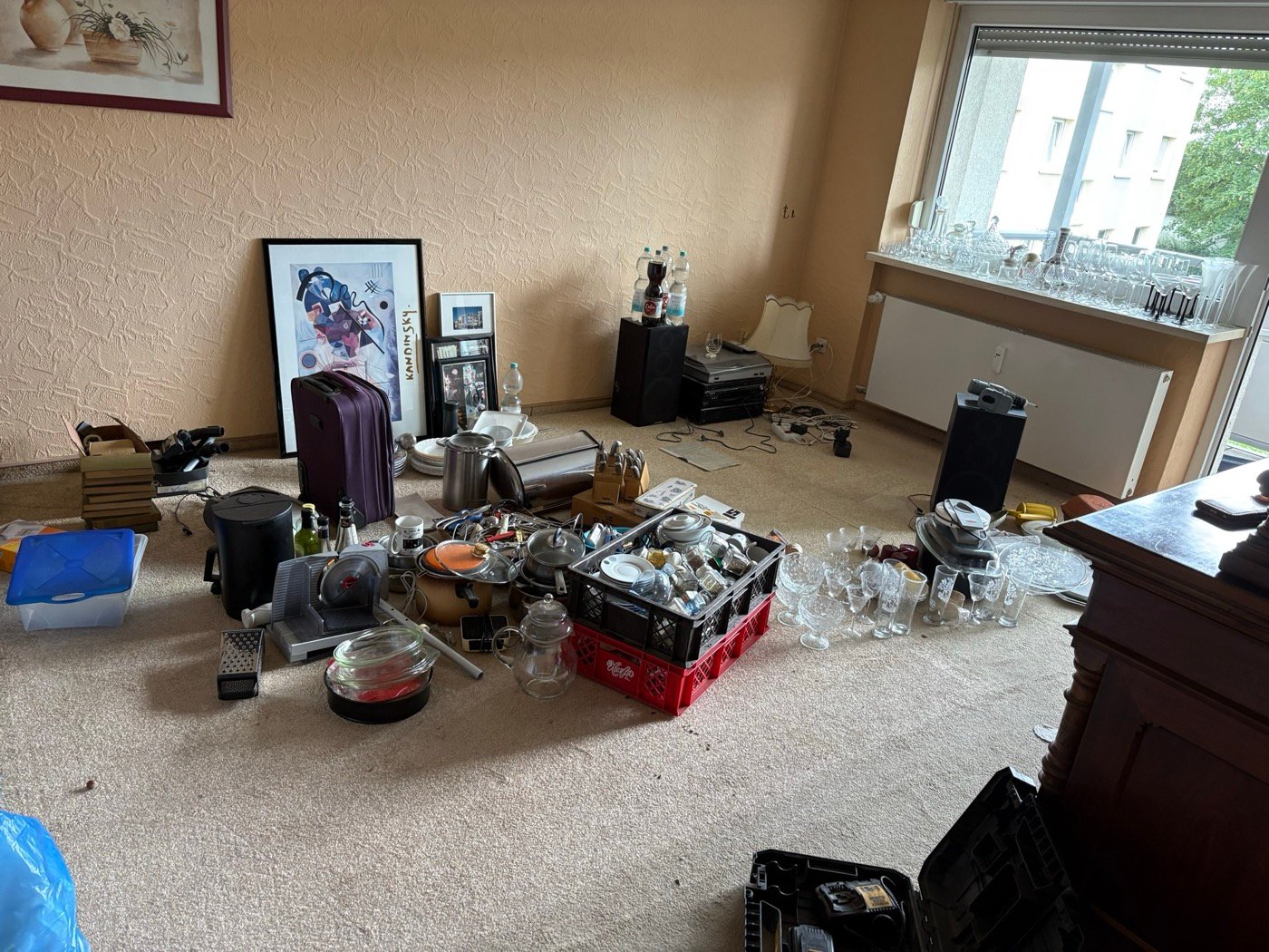 Wohnzimmer, Hausrat zum Abtransport sortiert